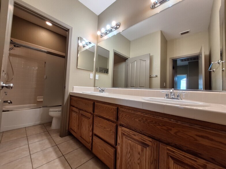 Building Photo - 5424 Knotty Pine Way
