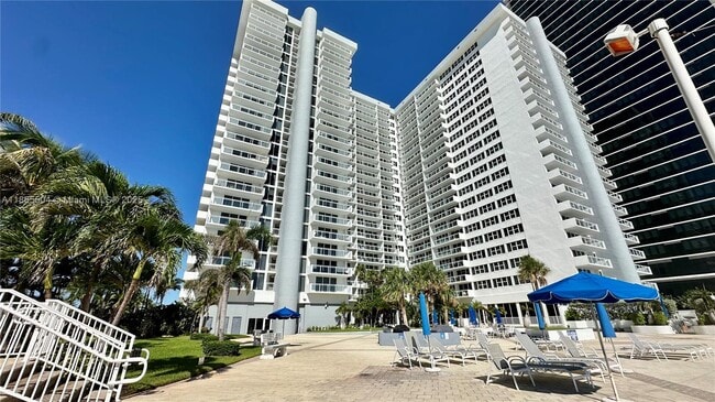 Building Photo - 2030 S Ocean Dr