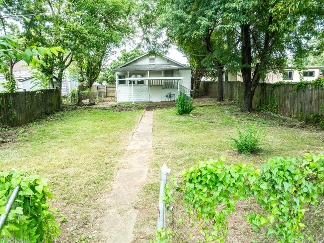 Building Photo - Freshly Updated 3 Bedroom House