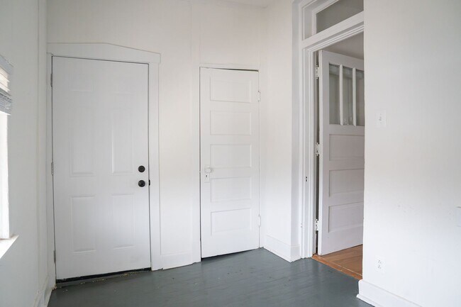 Building Photo - Little Albany