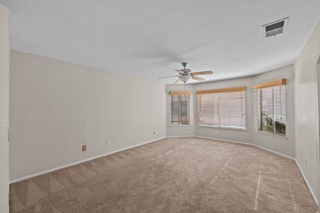 Building Photo - 620 Walnut Cir