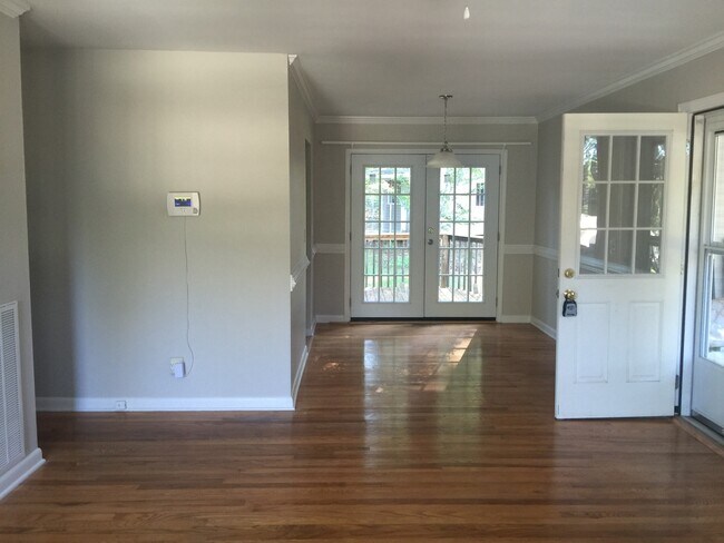 Building Photo - Remodeled 3BR in Guilford Hills