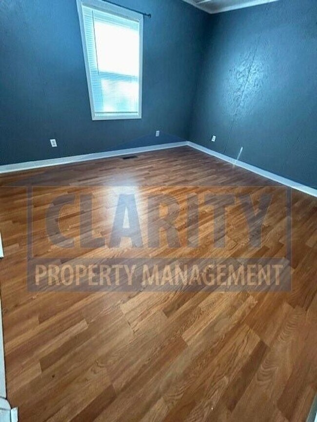Building Photo - Spacious 3 bedroom, 2 bath home