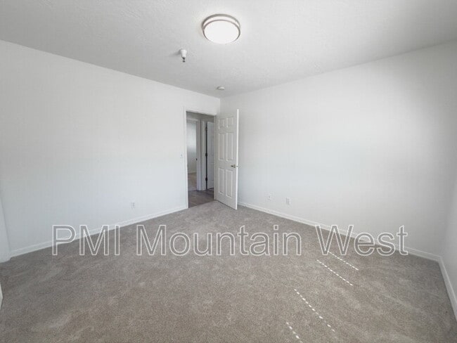 Building Photo - 320 N 500 W