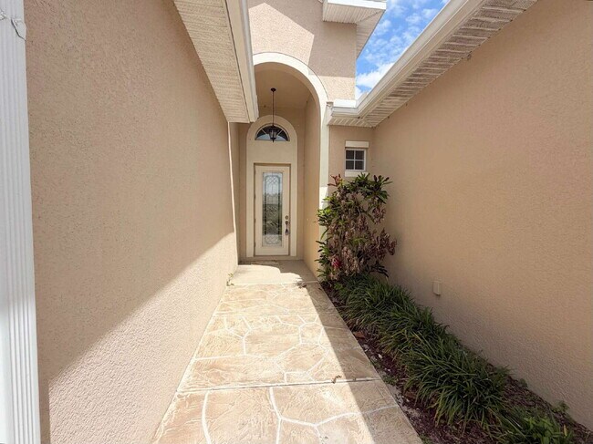 Building Photo - "Unfurnished Home on Golf Course in Hudson, FL - Spacious 1,853 Sq Ft Haven!"
