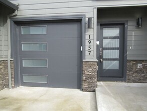 Building Photo - Two Bedroom Townhouse in South Salem