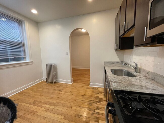 Building Photo - Lovely Renovated 1 BR In North Center