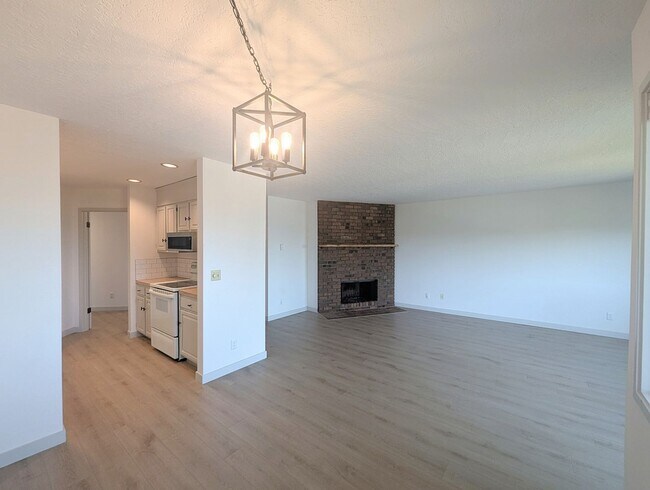 Building Photo - 1bd/1ba Edmonds Condo