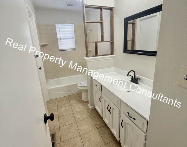 Building Photo - 1/2 Months Rent Credit on Split-Level 3 Bedroom Home