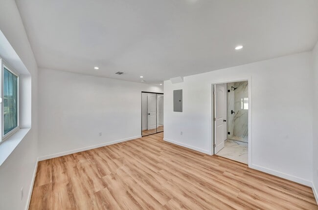 Building Photo - 11845 Hamlin St