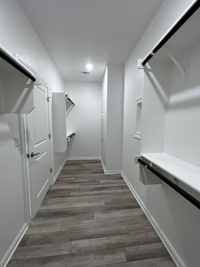 Building Photo - 106 Middle Crk Rd