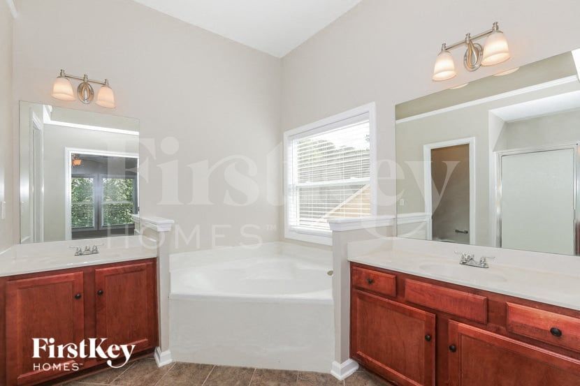 Building Photo - 1530 Hedington Cir SE