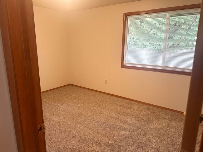 Building Photo - 2538 NE Norton Ct