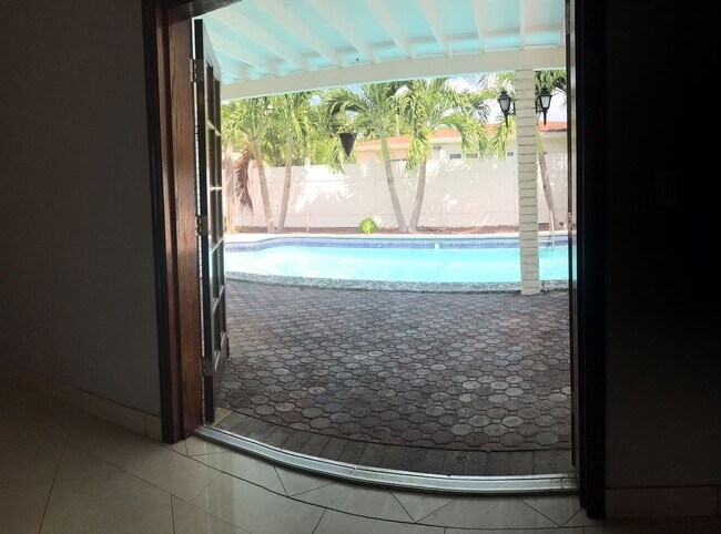 Building Photo - Miami Beach Home with a Pool!