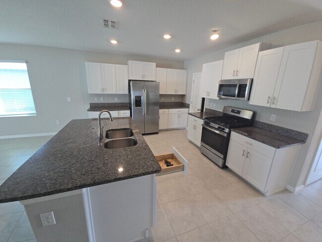 Building Photo - Gorgeous 5-Bedroom, 2.5-Bathroom Home in Riverview