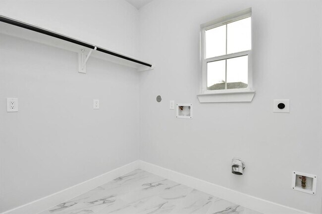 Building Photo - 12163 La Salle River Rd