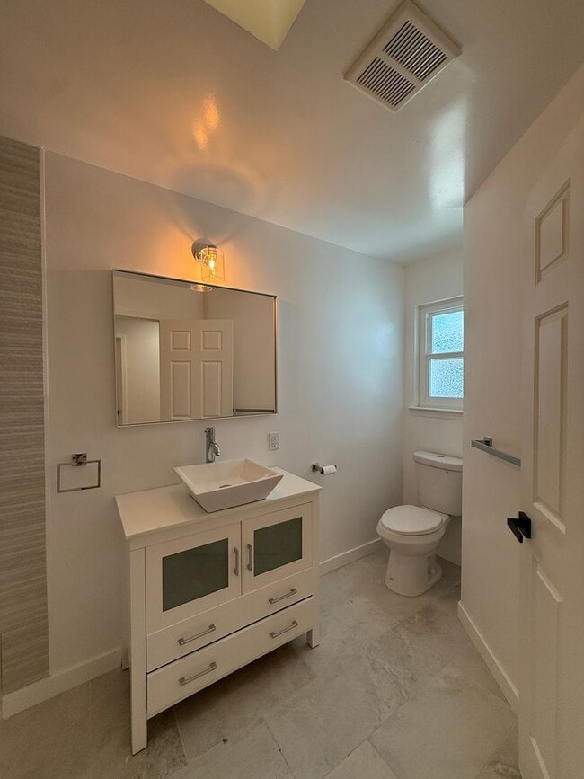 Building Photo - Beautifully Updated Single Story Custom Ho...