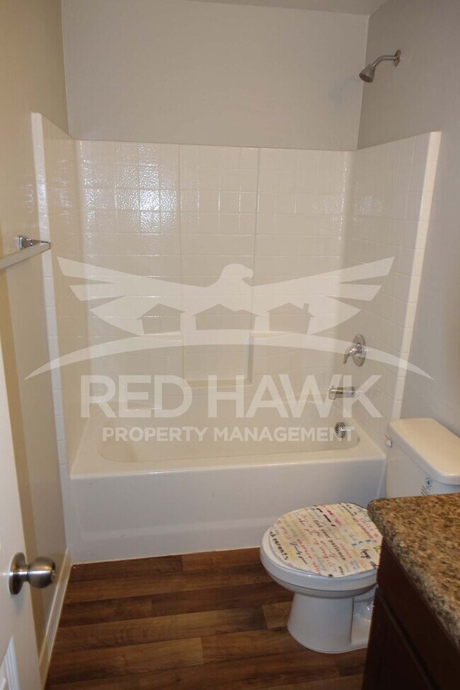 Building Photo - Charming Three Bedroom, Two Bathroom Cooli...