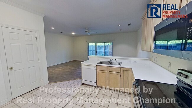 Building Photo - Adorable 2 BD Townhome with Private Patio