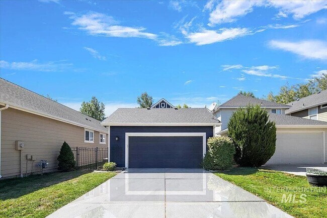 Building Photo - Charming 3 bedroom 2.5 bathroom in Desirable Area!