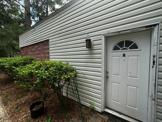 Building Photo - 2359 Claremont Ln