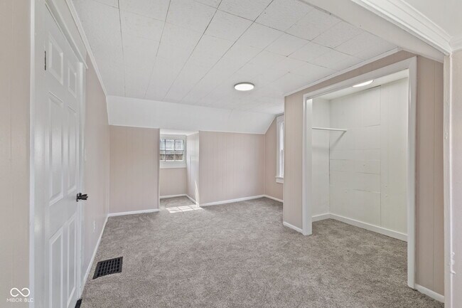 Building Photo - 320 Lockerbie St