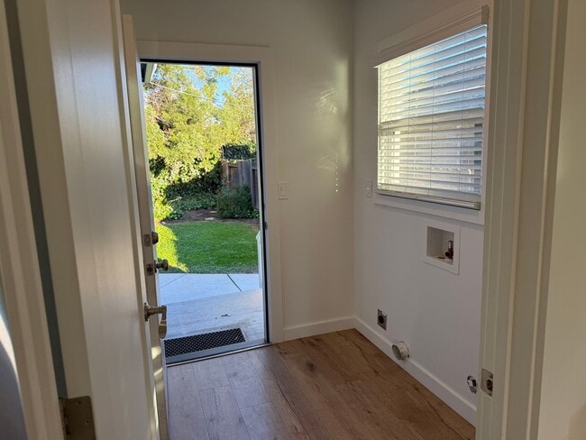 Building Photo - Beautifully Updated 2/2 Duplex - 4033 Miller Way