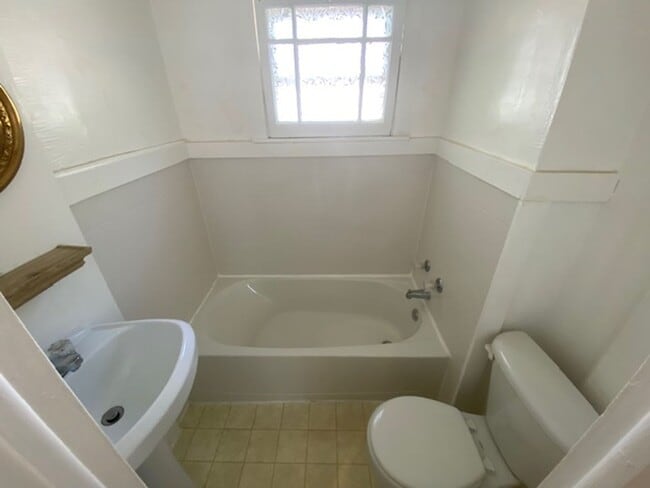 Building Photo - Welcoming 5BR/3BA with Dining Room & Laundry—Minutes to UA and Downtown