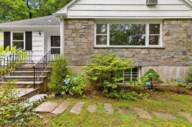 Building Photo - 18 Hemlock Dr