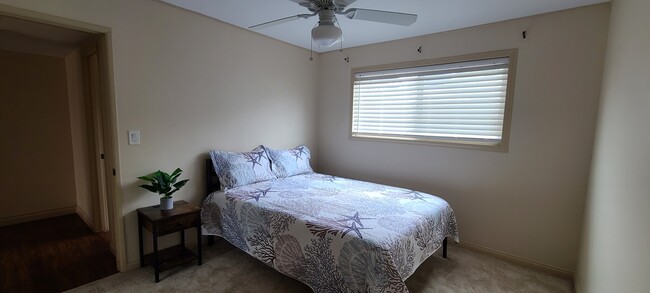 Queen in 2nd Bdrm - 120 Cadmus St