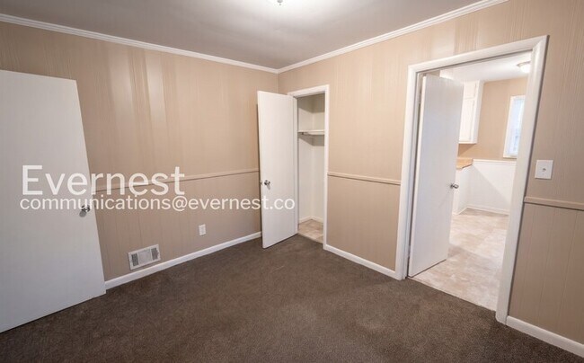 Building Photo - 3 Bed/2 Bath home with Garage / Pet-Friendly / Vouchers Accepted / Available Now!