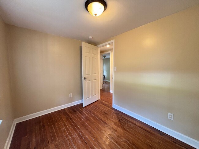 Building Photo - Available 9/1! Newly Renovated in Downtown...