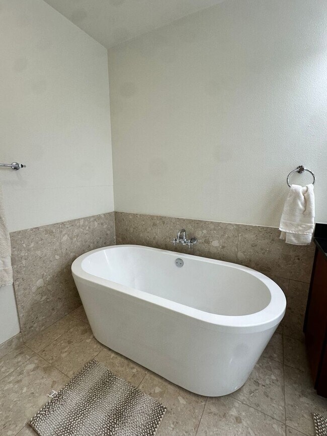 Building Photo - 4525 Dean Martin Dr