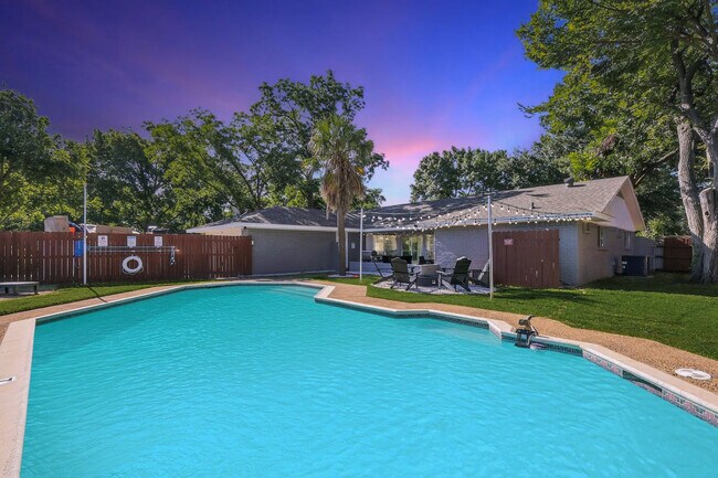 Building Photo - 1231 Springbrook Cir