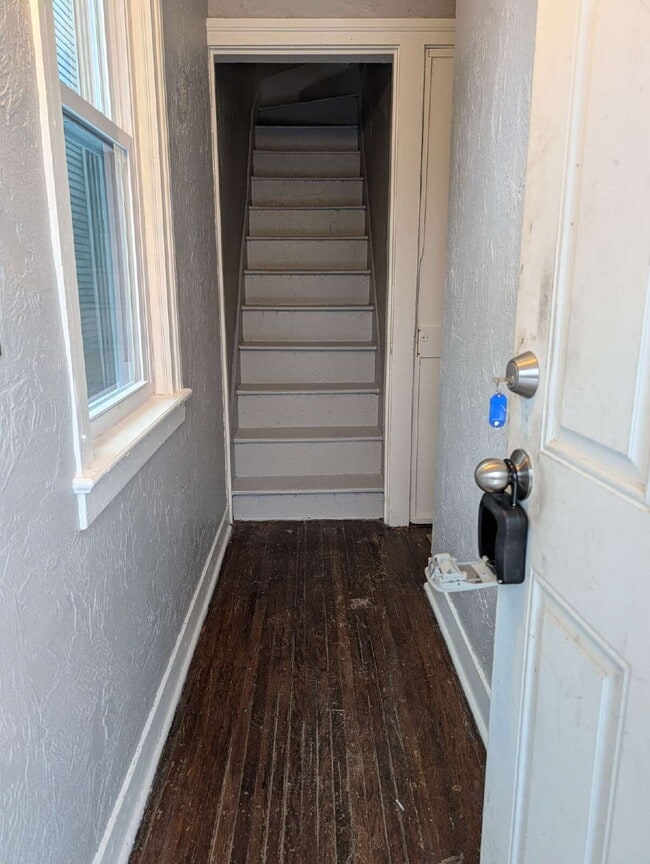 Building Photo - Multi Unit building Upper Rear Unit