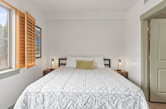 Building Photo - Stunning Furnished Park City Condo