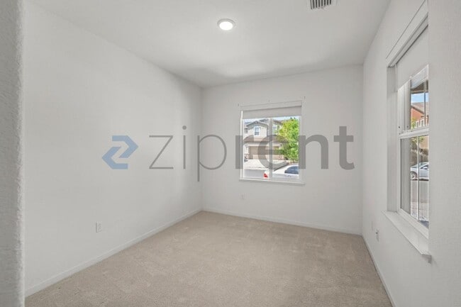 Building Photo - 136 Willowrun Wy