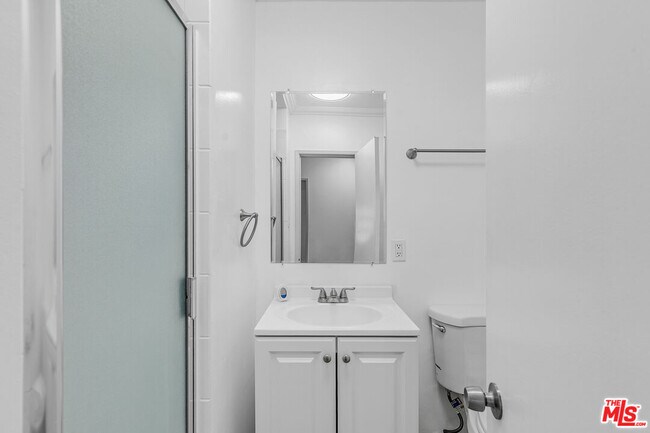 Building Photo - 4916 Hazeltine Ave