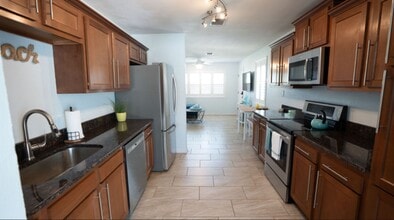 Building Photo - Charming 2 bedroom 1 bathroom beach side home