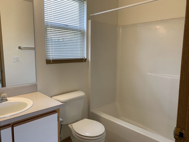 Building Photo - 3 bedroom, 2 1/2 bath home in quiet Scappo...