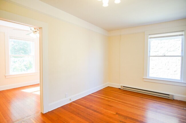 Building Photo - Snag this Stately One-Bedroom off of Bustl...