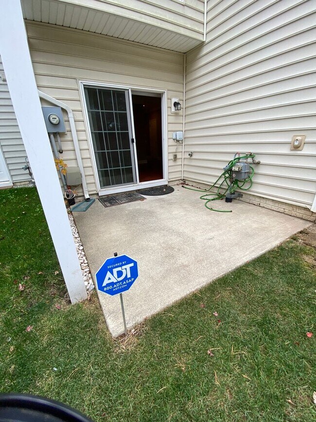 Building Photo - Bright and Spacious End Unit Townhouse in ...