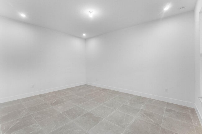 Building Photo - 888 SW Newfield Ave