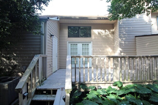 Building Photo - Brookside Townhome with Downstairs Bedroom, Updated Kitchen, and Access to Pool & Tennis