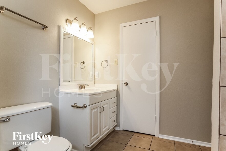 Building Photo - 9 W Bigelow Oak Ct