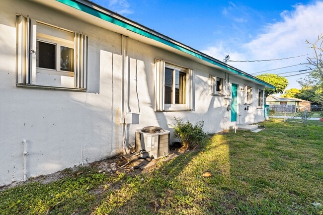 Building Photo - Comfortable Oakland Park Living - 3BR with Outdoor Space