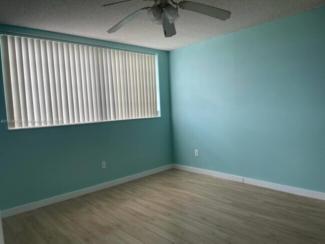 Building Photo - 16410 Miami Dr