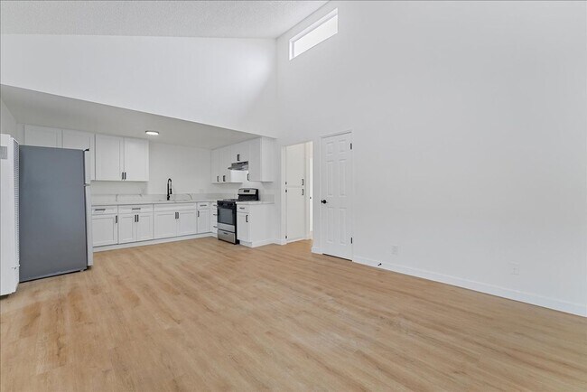 Primary Photo - 663 W 2nd St