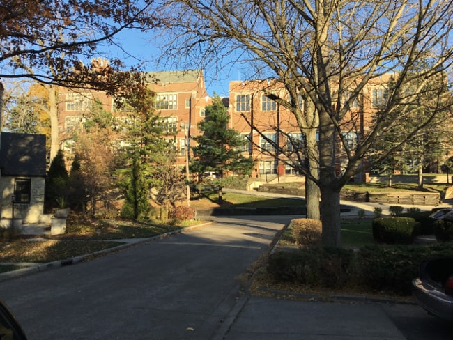 Building Photo - 2 Ellyn Ct