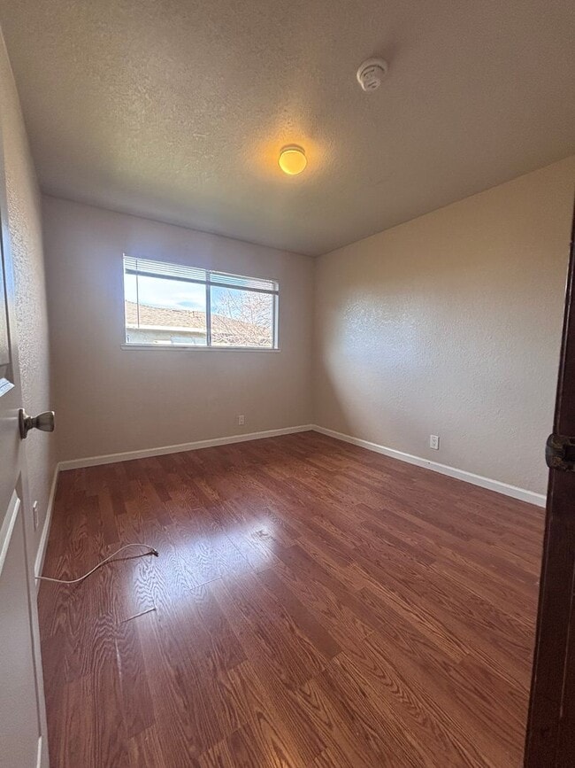 Building Photo - 2 Bedroom, 1.5 Bathroom Apartment